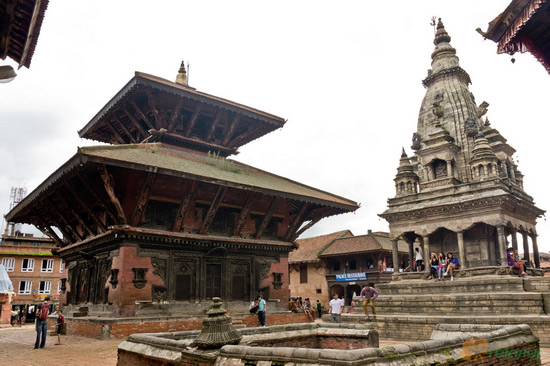 Durbar Square v Bhaktapuru, vpravo chrám Vatsala Durga