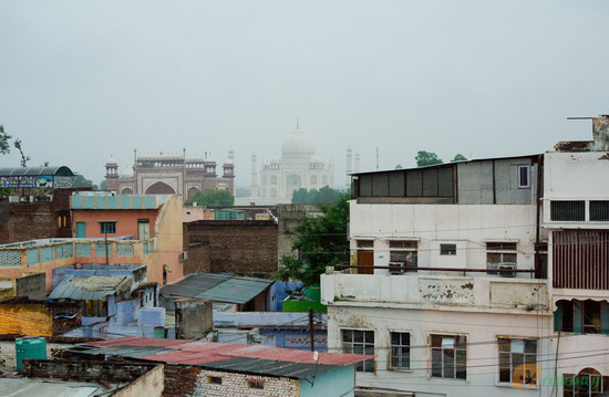 Pohled na Taj Mahal ze střechy hotelu v Agře