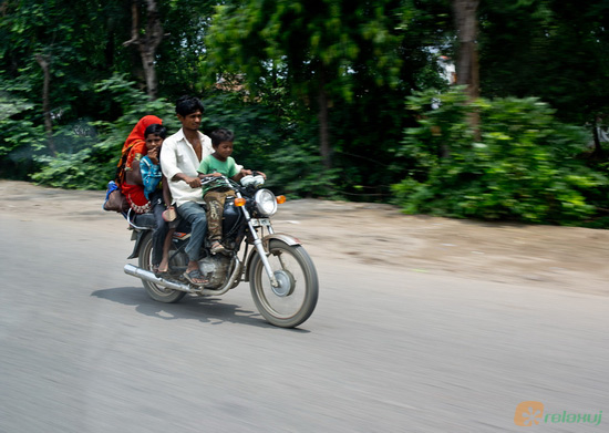 Rodinka na motorce v Indii