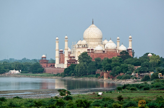 Taj Mahal při pohledu z Agra Fort